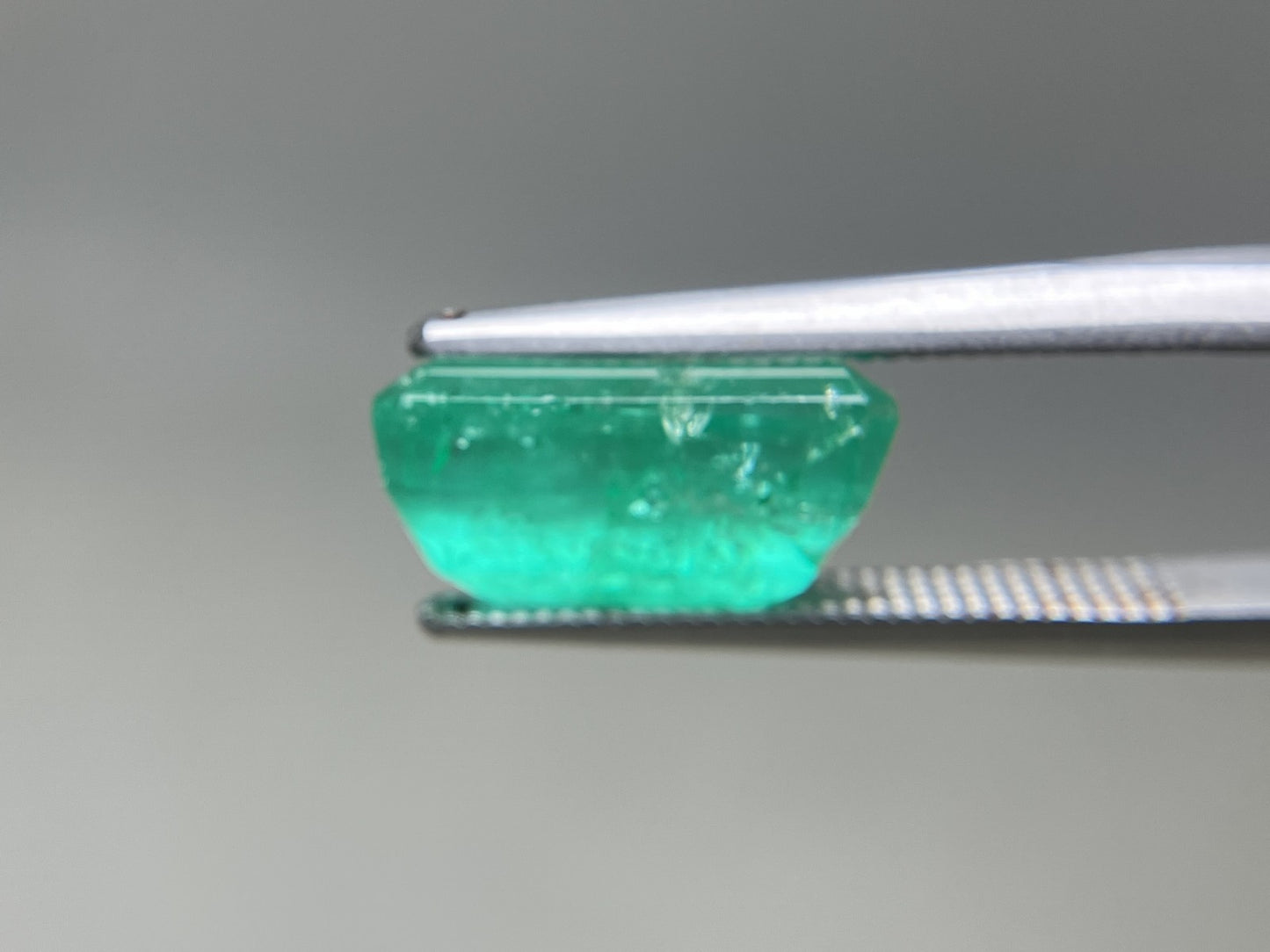 エメラルド 天然 5.561ct コロンビア 中央宝石鑑別書付き 12.86㎜×8.18㎜×6.49㎜ ルース( 裸石 ) 7264YY