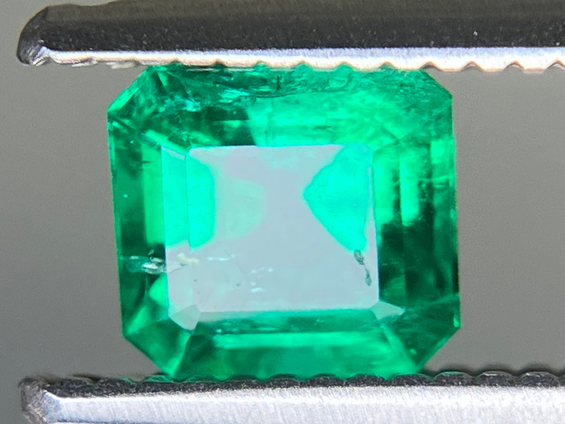 エメラルド 天然 0.544ct 中央宝石ソーティング付き 4.94㎜×4.77㎜×3.35㎜ ルース( 裸石 ) 7463YY