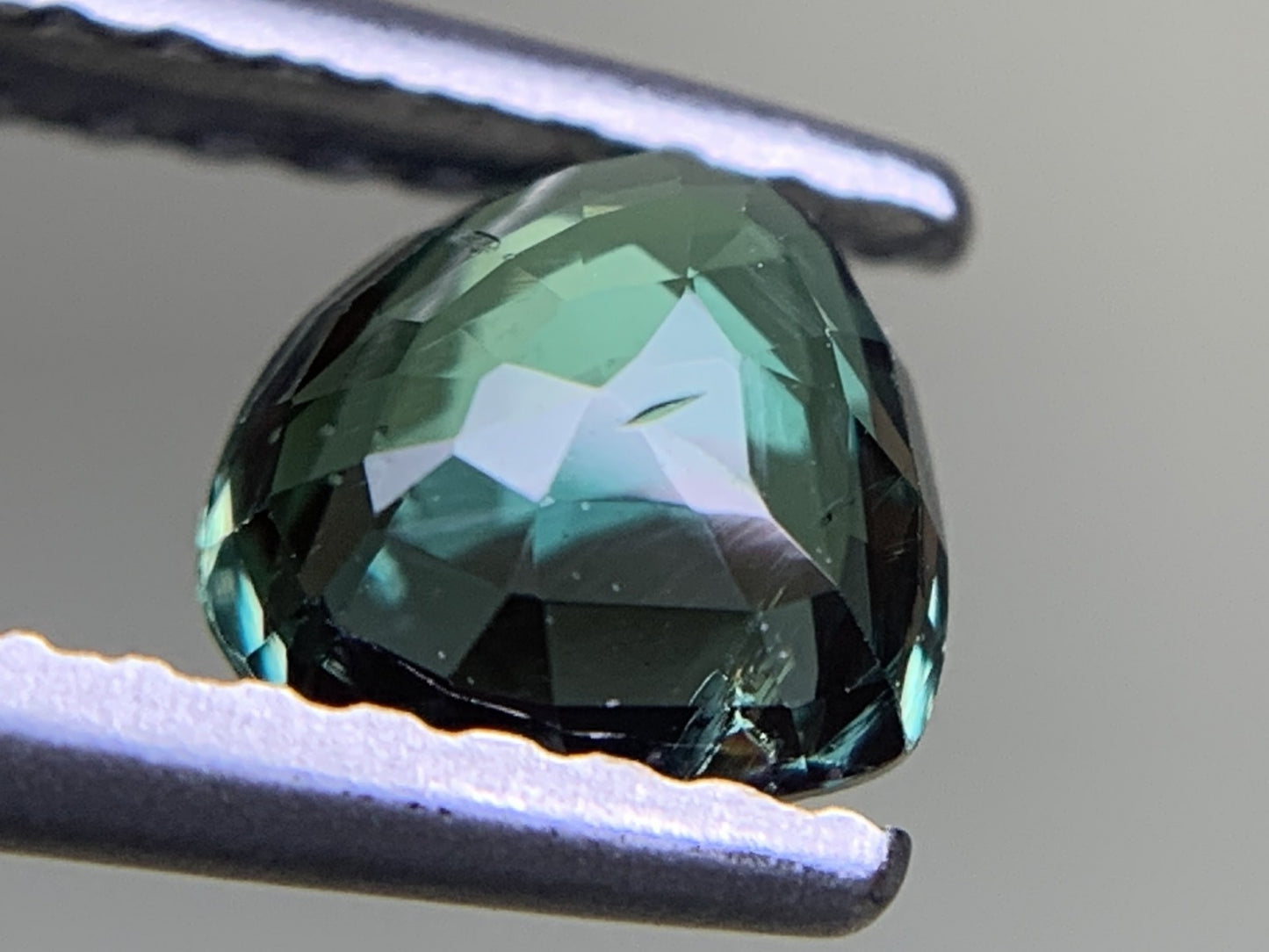 アレキサンドライト 0.767ct 中央宝石ソーティング付き 5.60㎜×5.81㎜×2.65㎜ ルース( 裸石 ) 3737Y