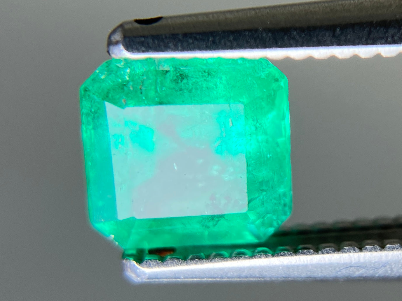 エメラルド 天然 0.891ct 中央宝石ソーティング付き 5.67㎜×5.58㎜×4.18㎜ ルース( 裸石 ) 7499YY