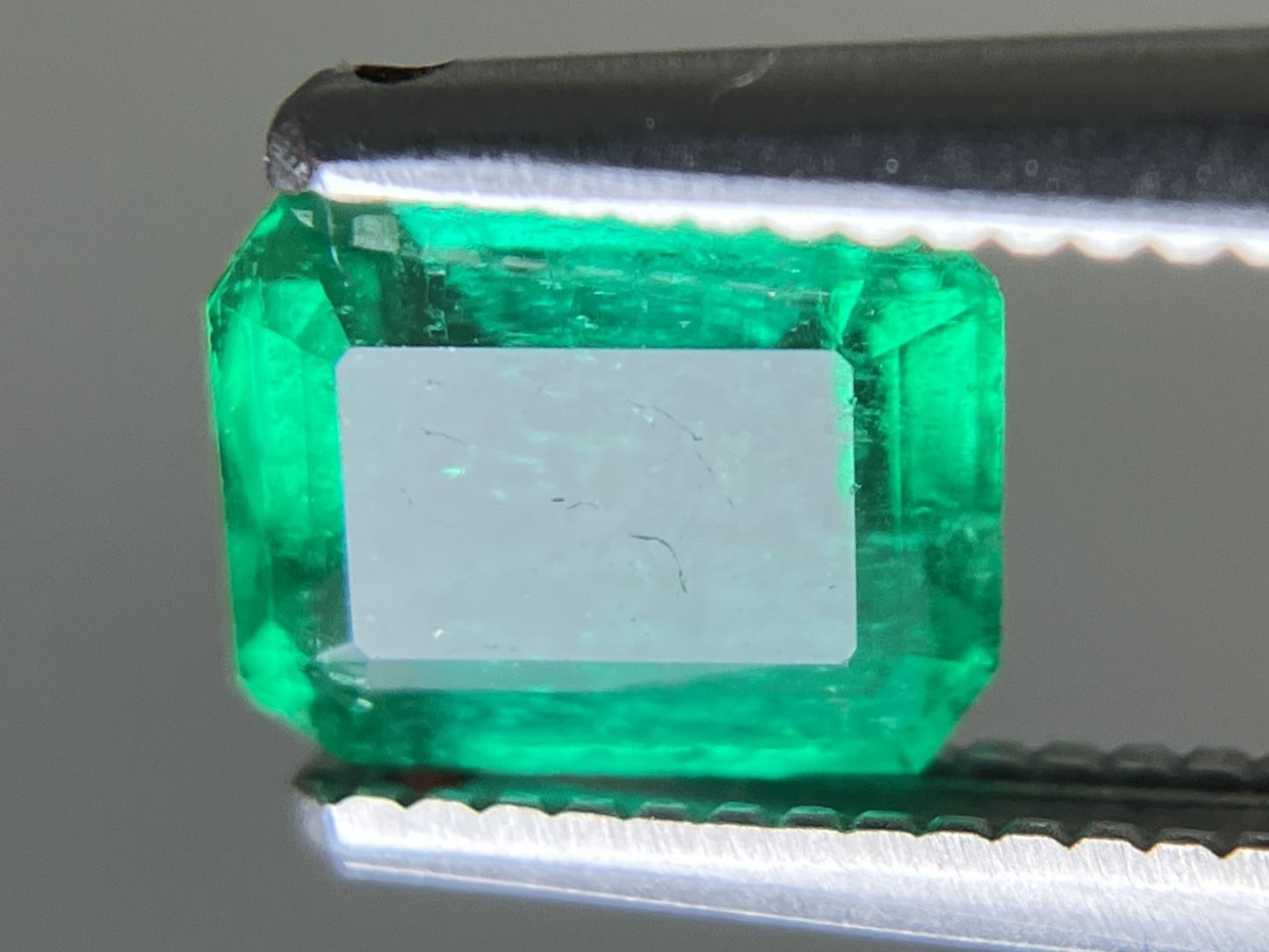エメラルド 天然 0.775ct 中央宝石ソーティング付き 6.38㎜×4.92㎜×3.16㎜ ルース( 裸石 ) 7496YY