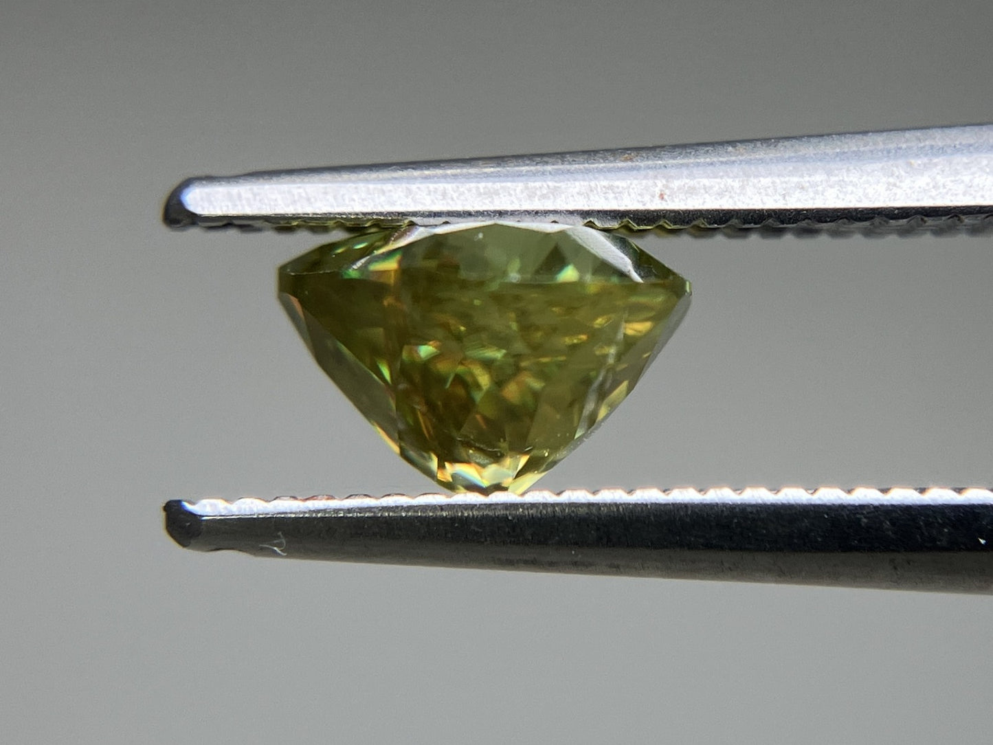 スフェーン 1.699ct 中央宝石ソーティング付き 7.10㎜×7.97㎜×4.77㎜ ルース( 裸石 ) 4256YY