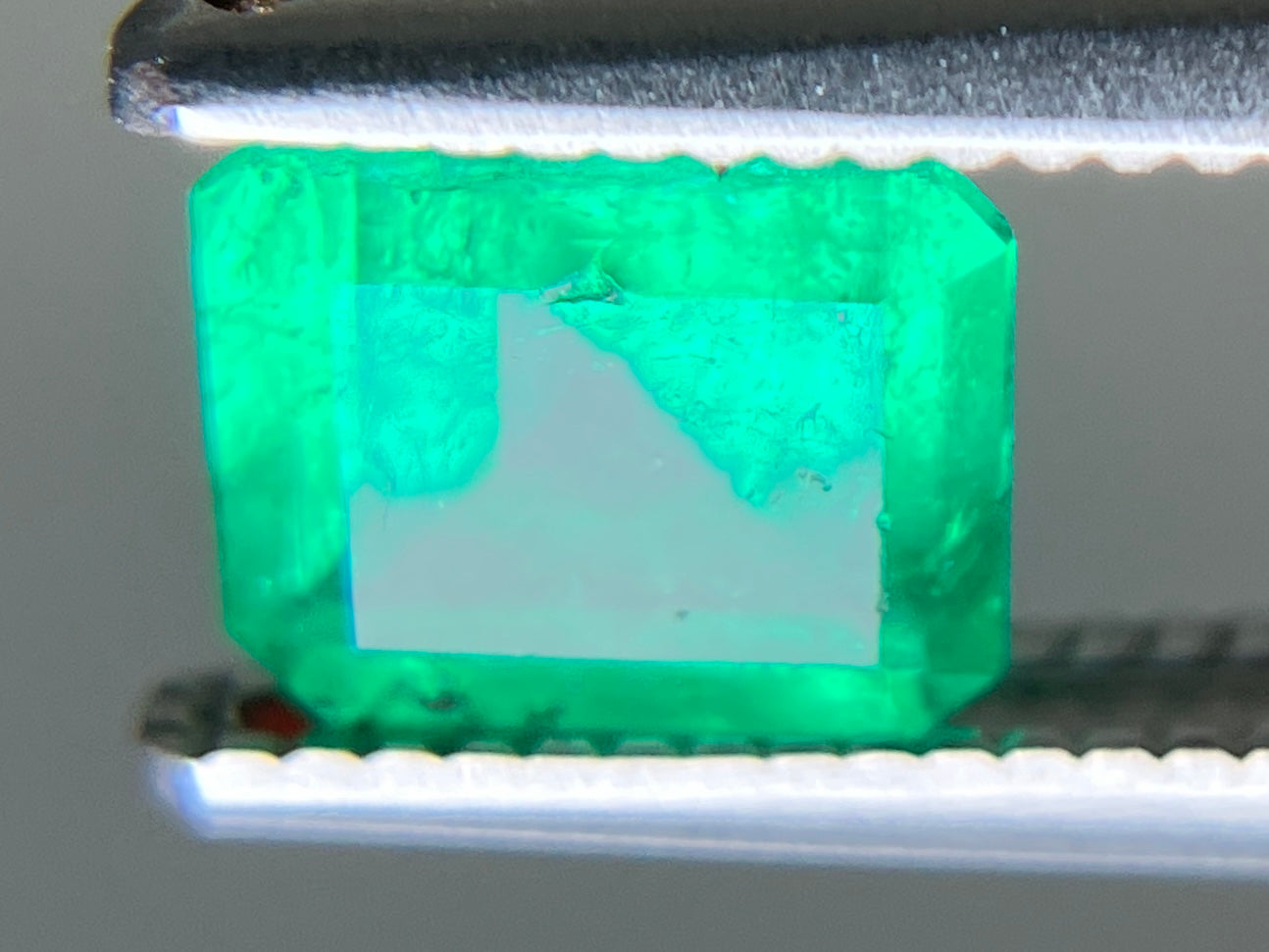 エメラルド 天然 0.651ct 中央宝石ソーティング付き 6.07㎜×5.05㎜×3.35㎜ ルース( 裸石 ) 7536YY
