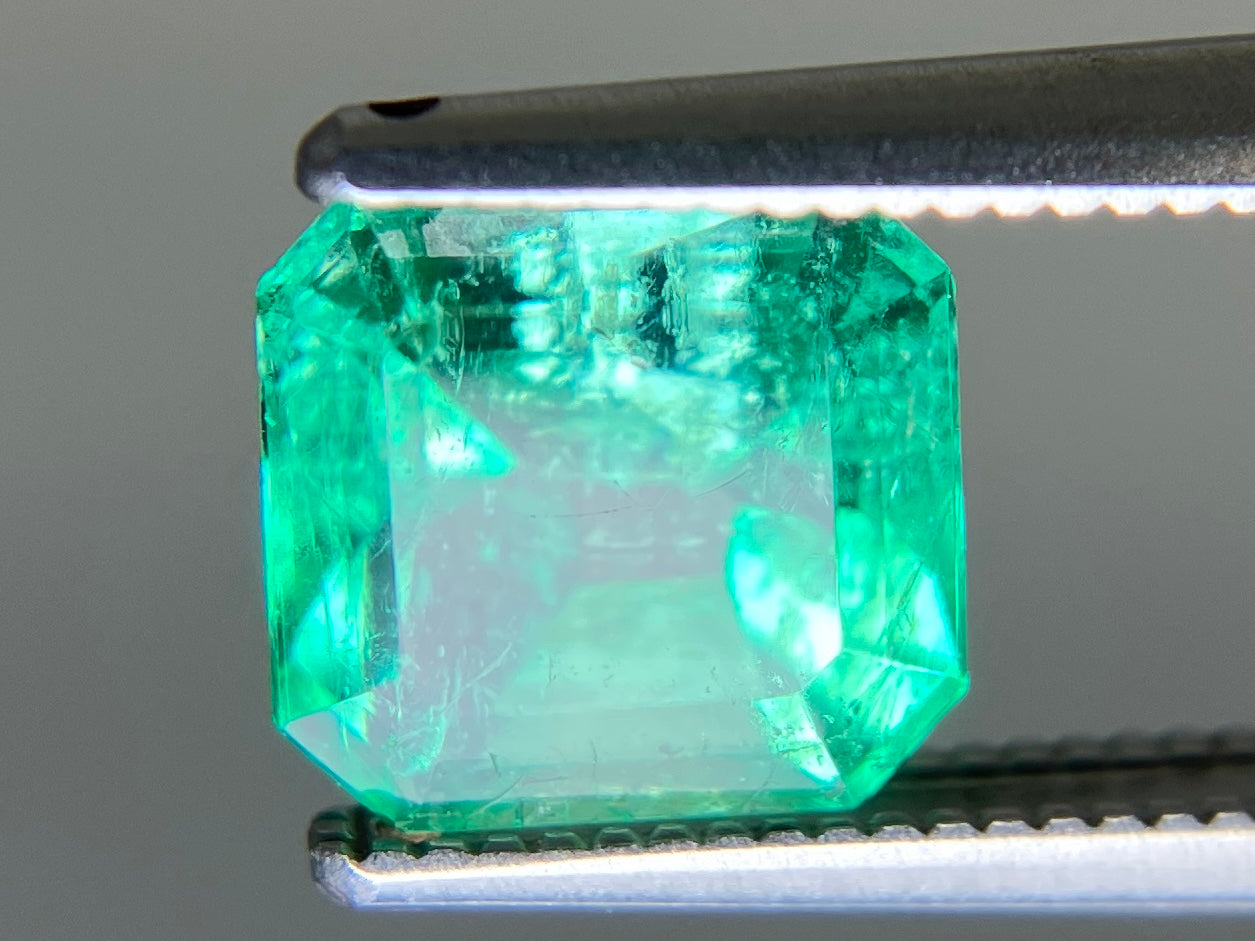 エメラルド 天然 1.938ct 中央宝石ソーティング付き 7.44㎜×7.15㎜×5.62㎜ ルース( 裸石 ) 7507YY