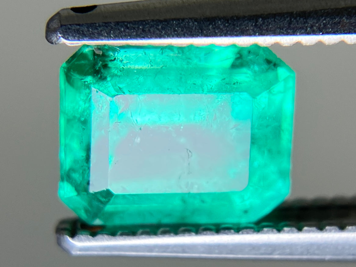 エメラルド 天然 1.186ct 中央宝石ソーティング付き 6.84㎜×5.80㎜×4.40㎜ ルース( 裸石 ) 7512YY