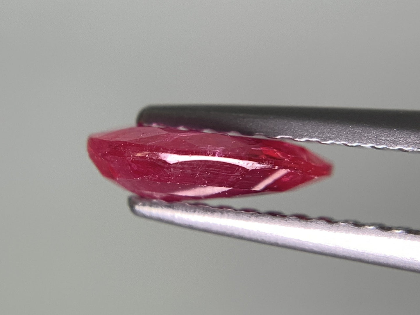 ルビー 天然 1.295ct 中央宝石ソーティング付き 8.27㎜×6.55㎜×2.47㎜ ルース( 裸石 ) 7958Y