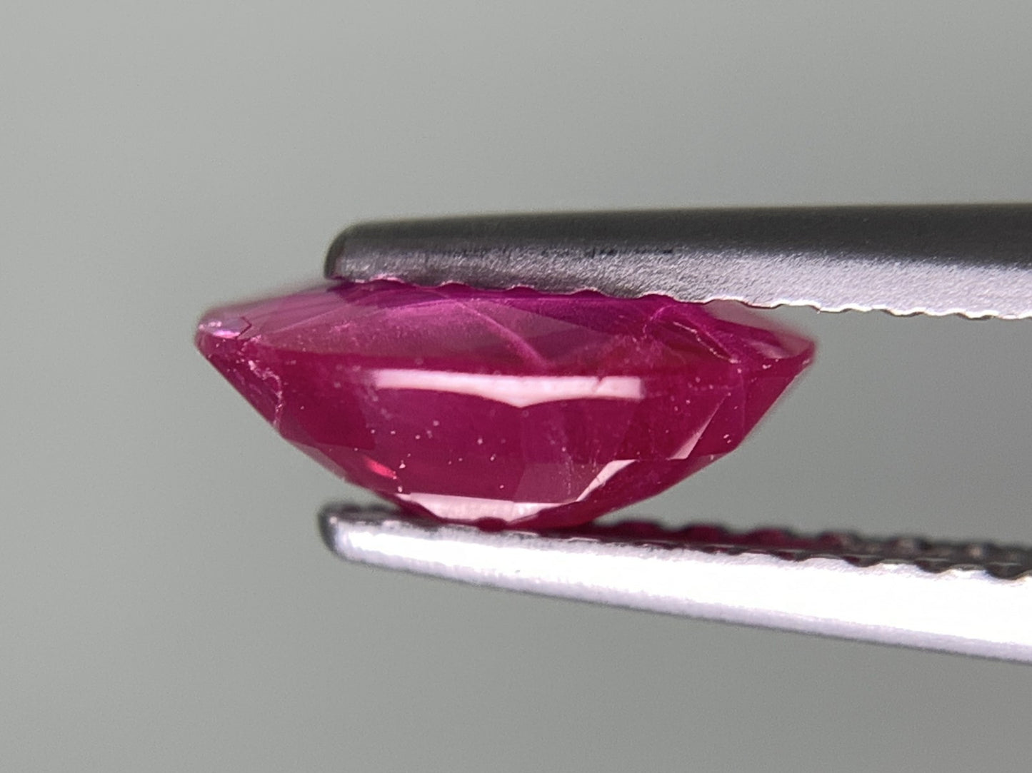 ルビー 天然 1.342ct 中央宝石ソーティング付き 7.91㎜×6.08㎜×3.17㎜ ルース( 裸石 ) 7957Y