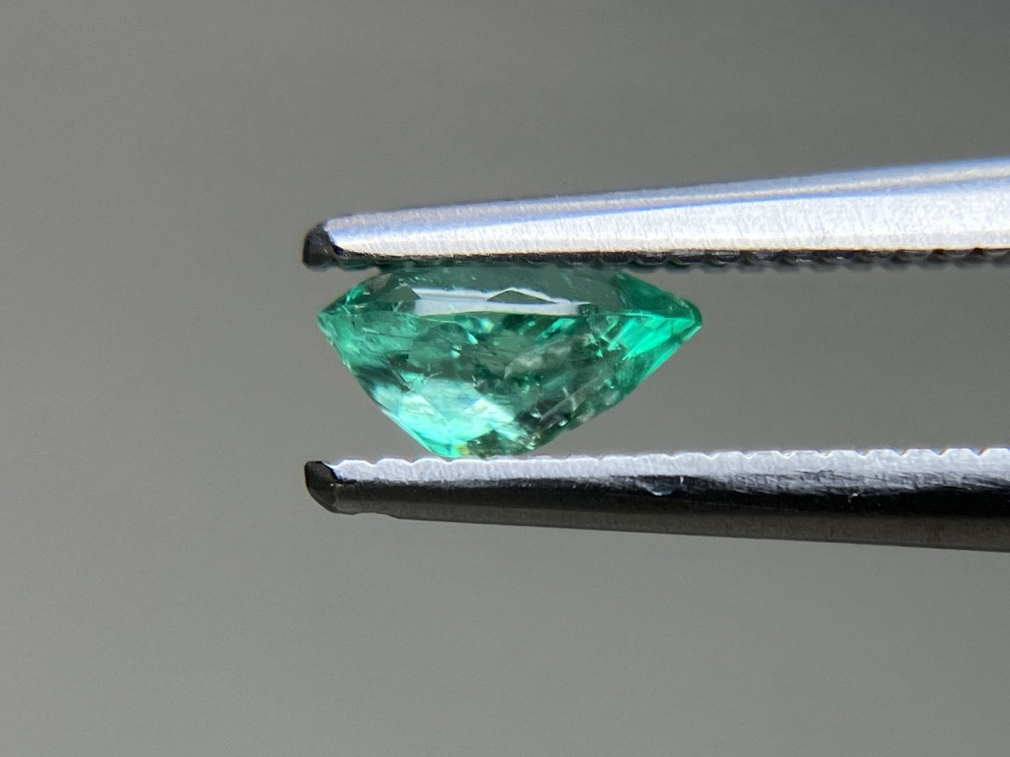 エメラルド 天然 0.407ct 宝石ソーティング付き 6.3㎜×4.0㎜×3.0㎜ ルース( 裸石 ) 7617YY