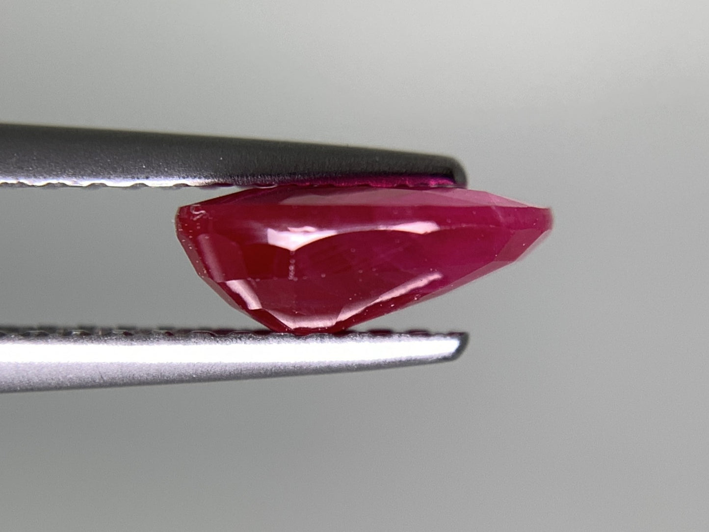 ルビー 天然 1.547ct 中央宝石ソーティング付き 8.17㎜×6.17㎜×3.27㎜ ルース( 裸石 ) 7963Y