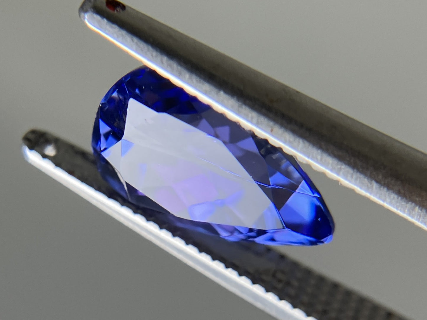 タンザナイト 2.474ct 中央宝石鑑別書付き 10.29㎜×6.88㎜×5.49㎜ 天然 ルース( 裸石 ) 4602YY