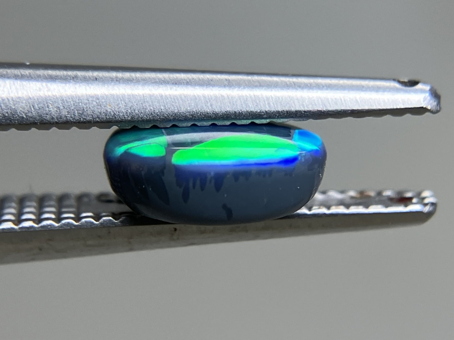 ブラックオパール 0.603ct 中央宝石ソーティング付き 6.8㎜×4.6㎜×2.8㎜ 天然 ルース( 裸石 ) 4517YY