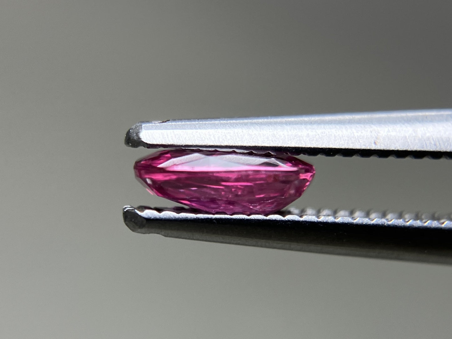 ルビー 天然 0.638ct 宝石ソーティング付き 6.2㎜×4.4㎜×2.1㎜ ルース( 裸石 ) 7603YY