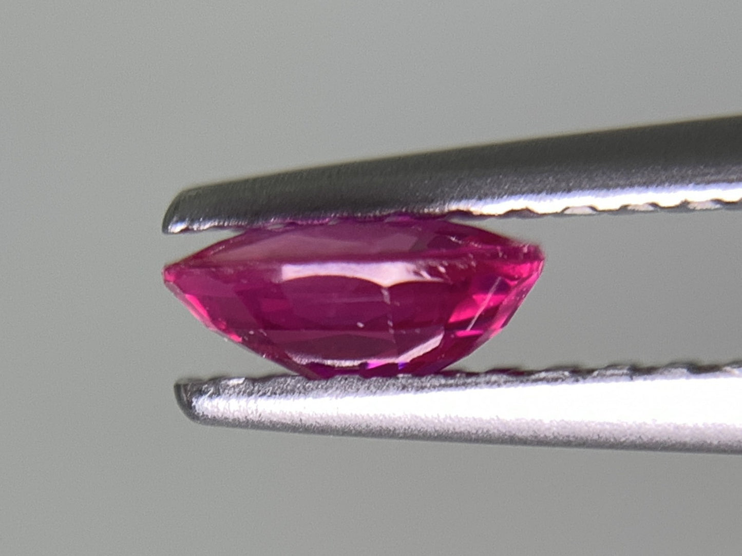 ルビー 天然 0.562ct 宝石ソーティング付き 5.5㎜×4.6㎜×2.2㎜ ルース( 裸石 ) 8011Y