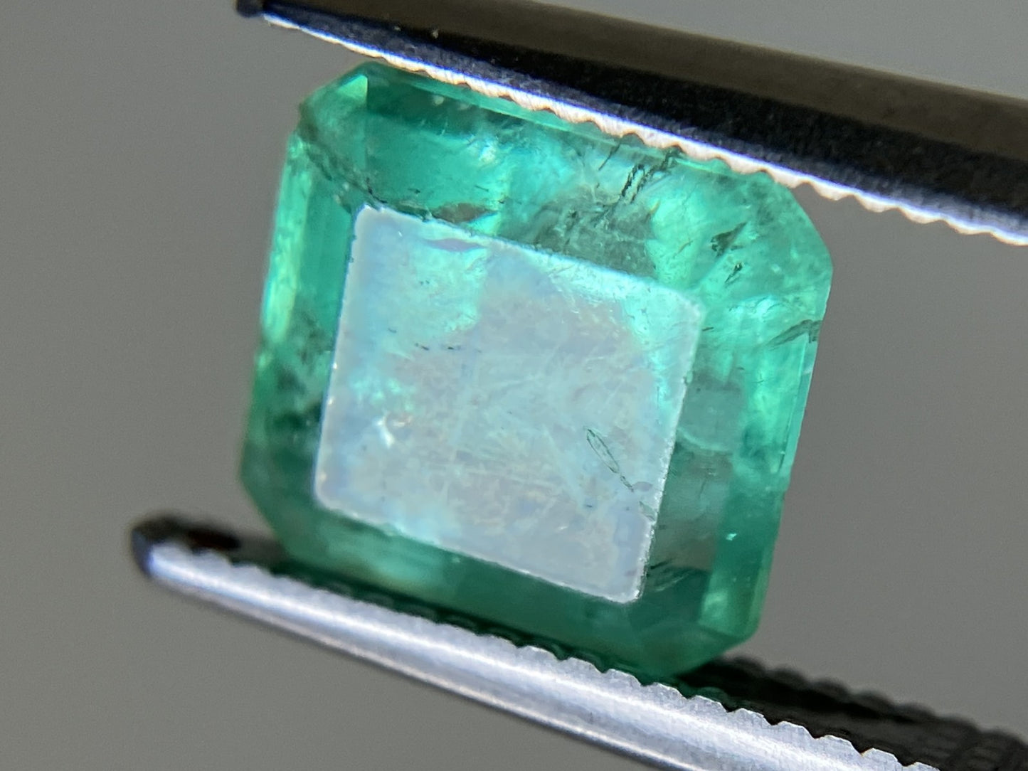 エメラルド 2.120ct 中央宝石ソーティング付き 7.66㎜×7.42㎜×5.77㎜ ルース( 裸石 ) 4510YY
