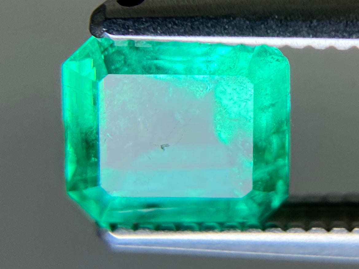 エメラルド 天然 0.889ct 中央宝石ソーティング付き 6.23㎜×5.65㎜×3.63㎜ ルース( 裸石 ) 7637YY