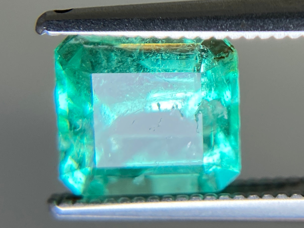 エメラルド 天然 1.850ct 中央宝石ソーティング付き 7.59㎜×7.13㎜×4.93㎜ ルース( 裸石 ) 7636YY