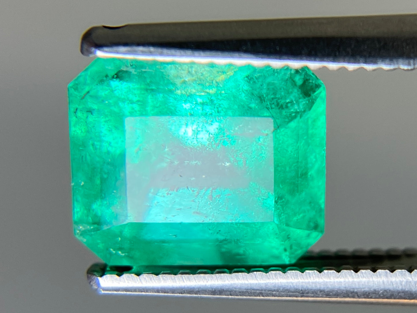エメラルド 天然 2.285ct 中央宝石ソーティング付き 8.36㎜×7.29㎜×5.73㎜ ルース( 裸石 ) 7593YY