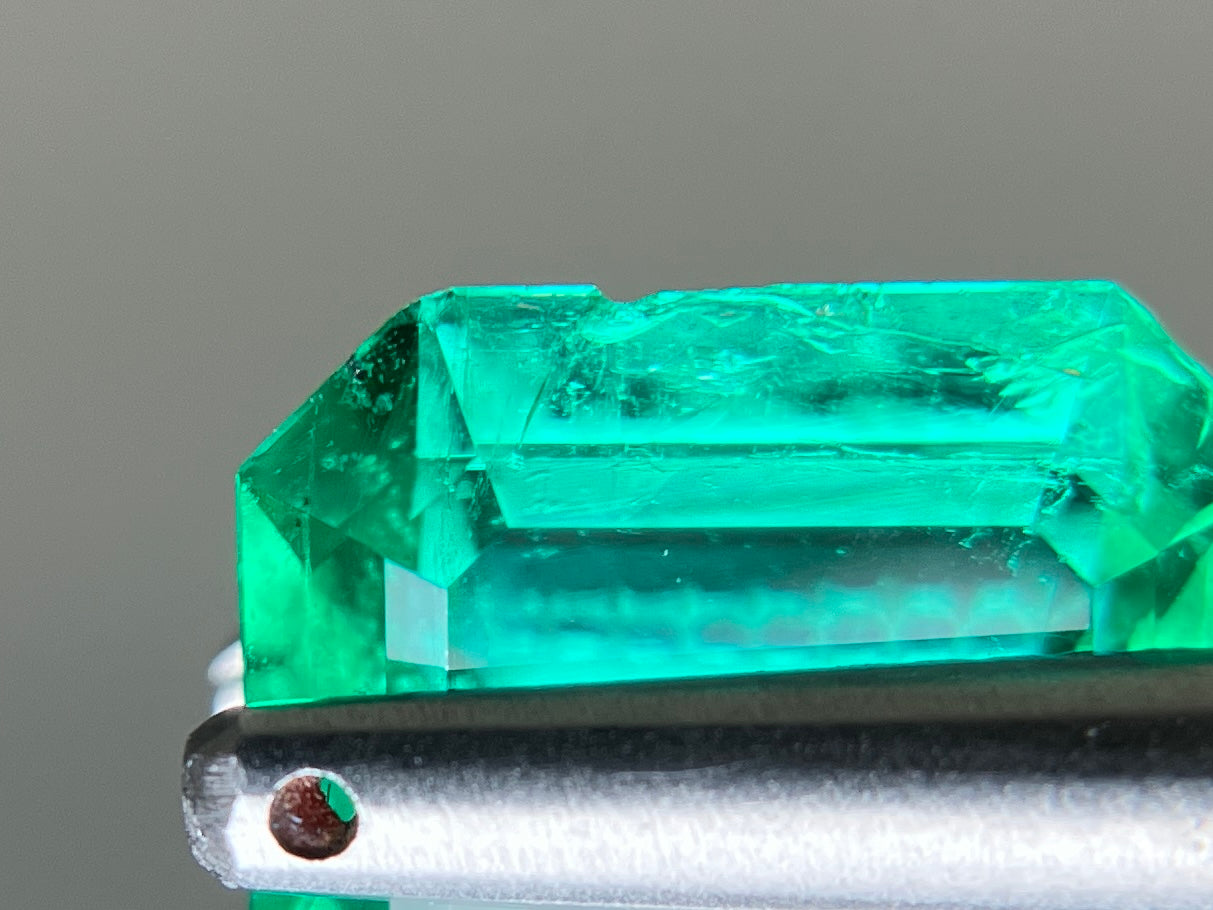 エメラルド 天然 1.628ct 中央宝石ソーティング付き 8.72㎜×7.75㎜×3.49㎜ ルース( 裸石 ) 7585YY