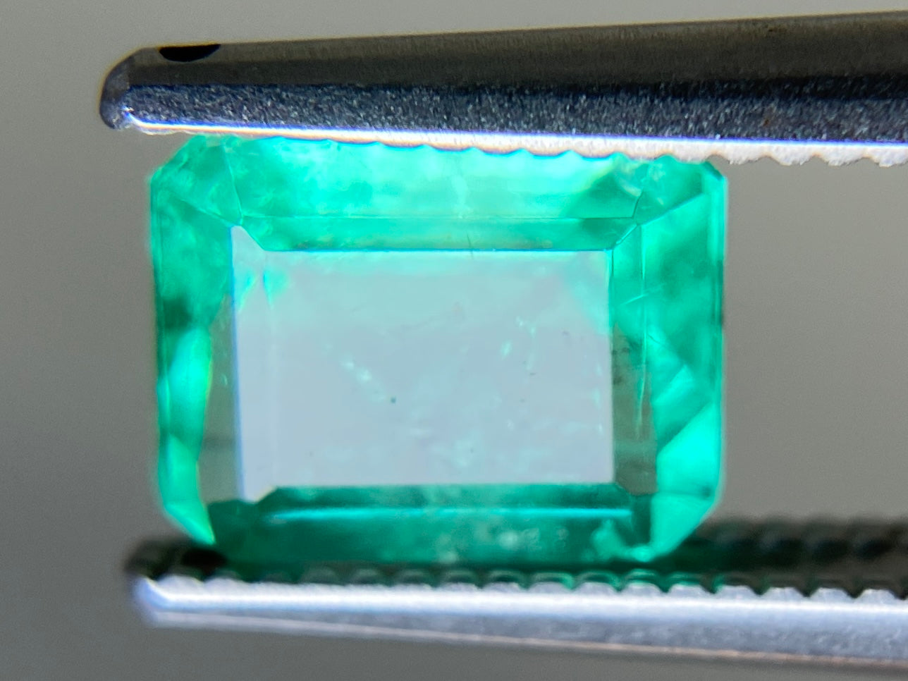 エメラルド 天然 1.329ct 中央宝石ソーティング付き 7.36㎜×6.07㎜×4.00㎜ ルース( 裸石 ) 7588YY