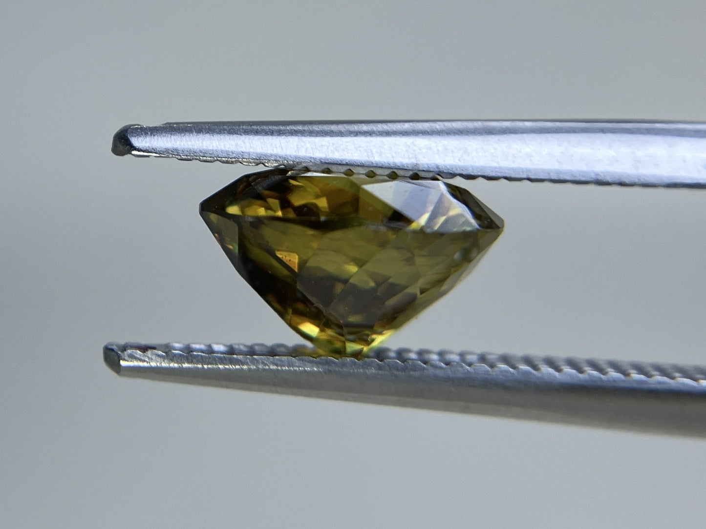 スフェーン 2.689ct 中央宝石ソーティング付き 8.35㎜×9.40㎜×5.46㎜ ルース( 裸石 ) 4262YY