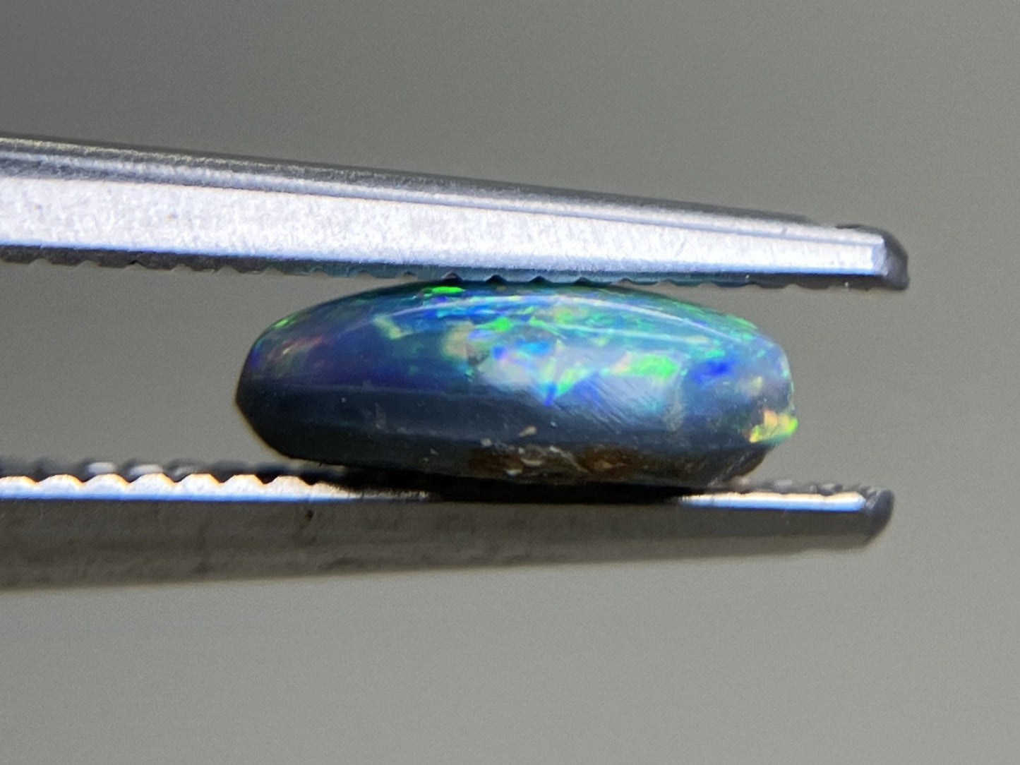 ブラックオパール 0.666ct 中央宝石ソーティング付き 7.6㎜×5.1㎜×2.7㎜ 天然 ルース( 裸石 ) 4645YY
