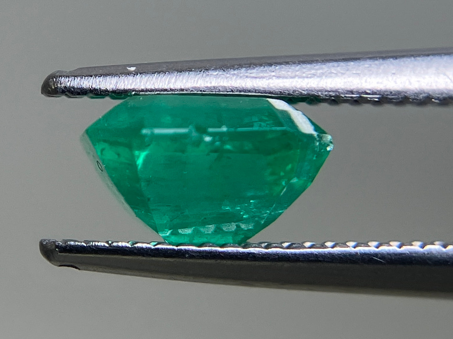 エメラルド 1.221ct 中央宝石ソーティング付き 6.58㎜×6.55㎜×4.09㎜ ルース( 裸石 ) 3167YY