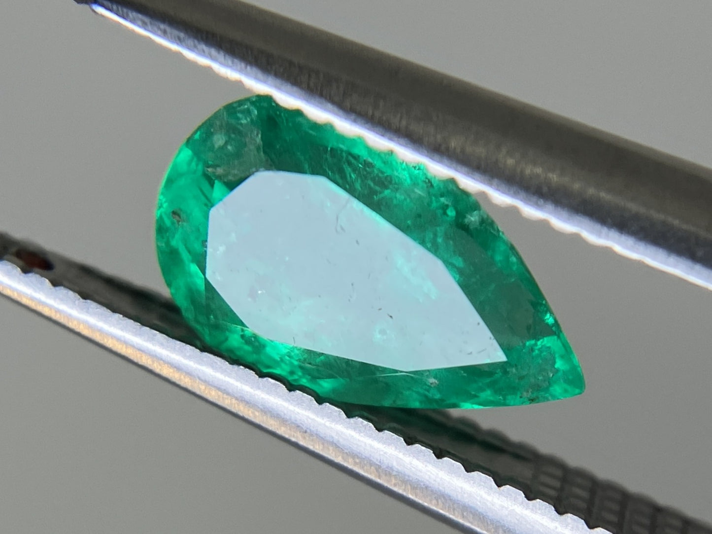 エメラルド 1.020ct 中央宝石ソーティング付き 8.70㎜×5.53㎜×4.04㎜ ルース( 裸石 ) 4670YY