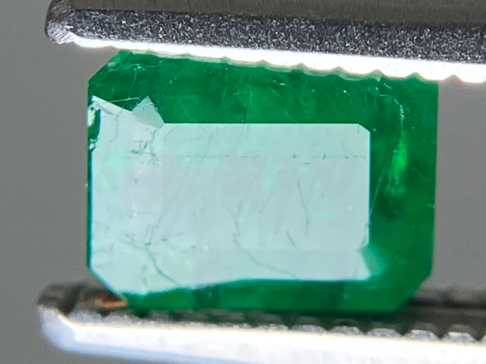 エメラルド 天然 0.614ct 中央宝石ソーティング付き 5.61㎜×4.47㎜×2.89㎜ ルース( 裸石 ) 7689YY