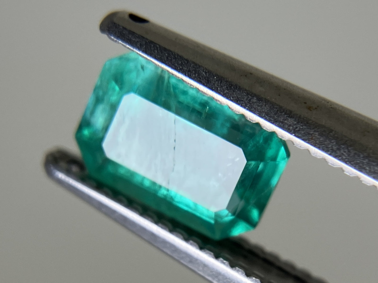 エメラルド 1.018ct 中央宝石ソーティング付き 7.16㎜×5.14㎜×3.77㎜ ルース( 裸石 ) 4664YY