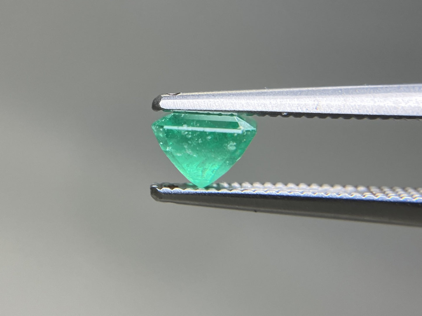 エメラルド 天然 0.753ct 宝石ソーティング付き 5.3㎜×5.2㎜×3.8㎜ ルース( 裸石 ) 7767YY