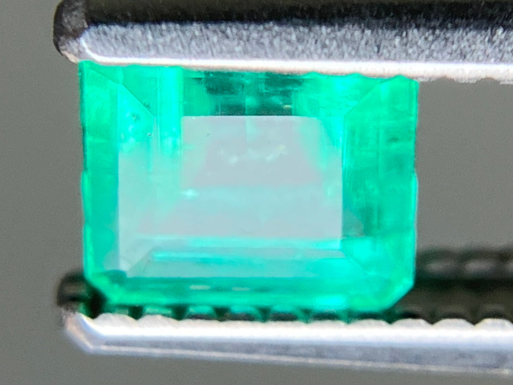 エメラルド 天然 0.517ct 宝石ソーティング付き 4.6㎜×4.0㎜×3.1㎜ ルース( 裸石 ) 7733YY