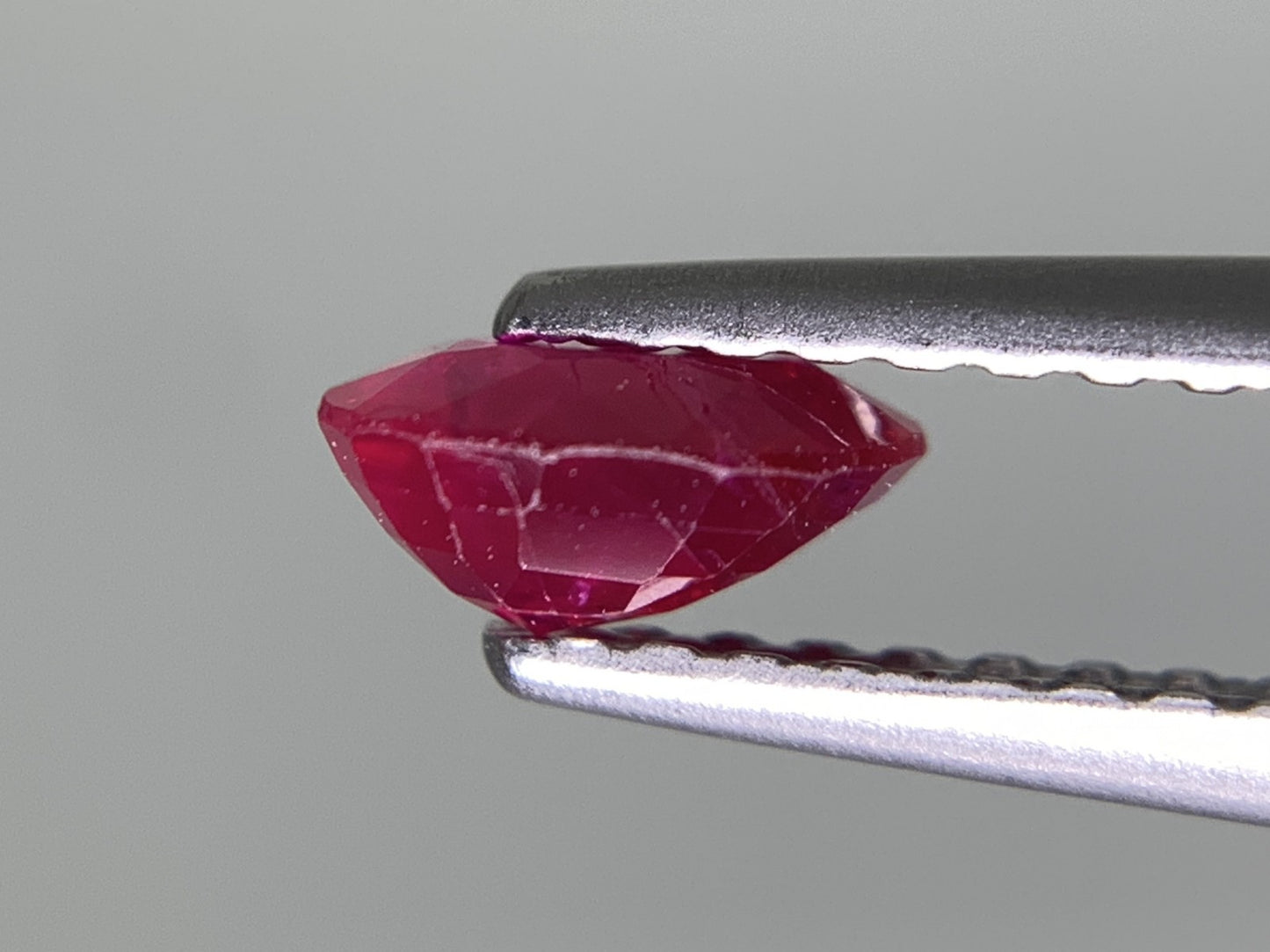 ルビー 天然 0.560ct 宝石ソーティング付き 5.6㎜×4.2㎜×2.7㎜ ルース( 裸石 ) 7998Y