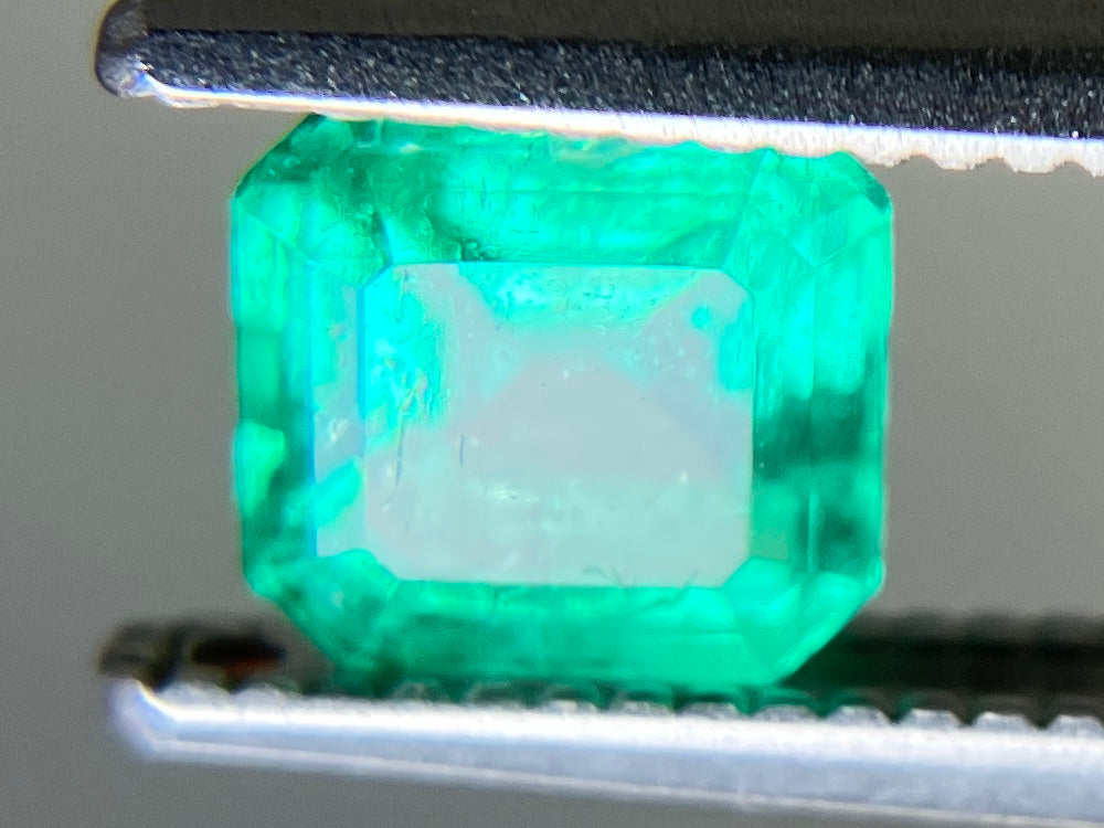 エメラルド 天然 0.638ct 宝石ソーティング付き 5.1㎜×5.0㎜×3.3㎜ ルース( 裸石 ) 7736YY