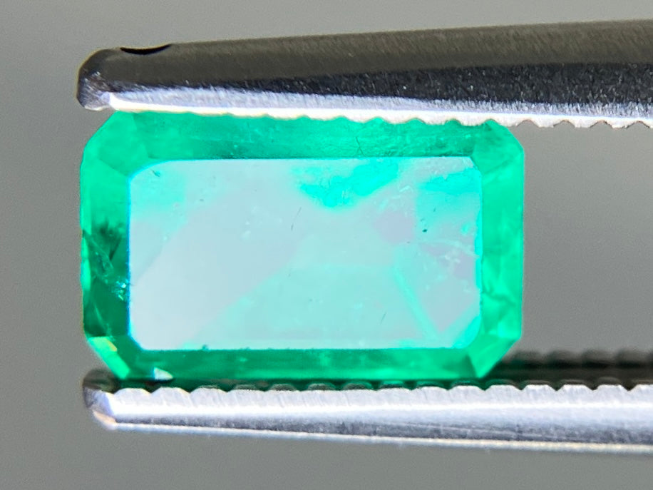 エメラルド 天然 0.960ct 中央宝石ソーティング付き 7.17㎜×4.77㎜×4.06㎜ ルース( 裸石 ) 7771YY