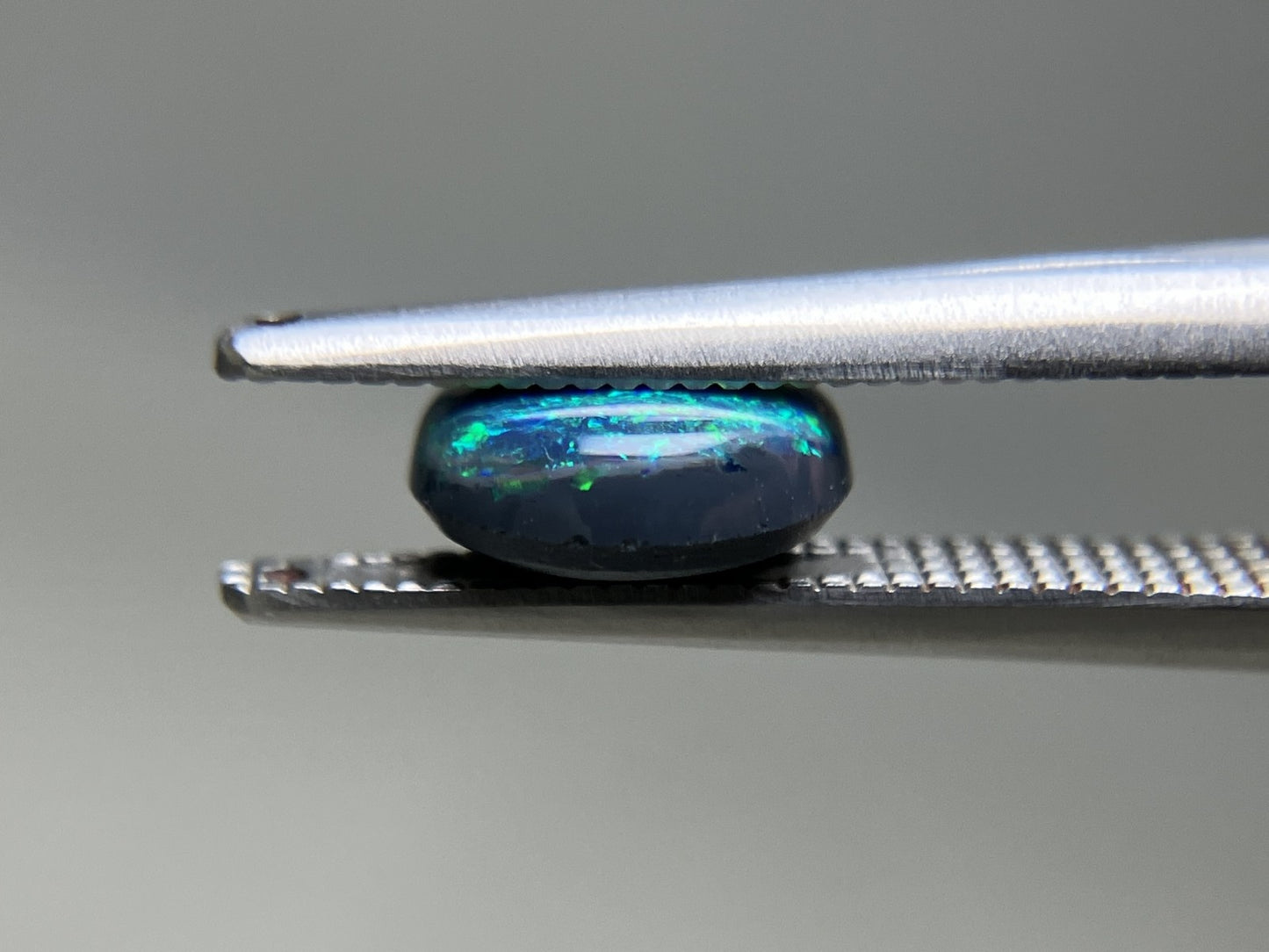 ブラックオパール 天然 1.134ct 中央宝石ソーティング付き 7.7㎜×7.0㎜×3.4㎜ ルース( 裸石 ) 7654YY