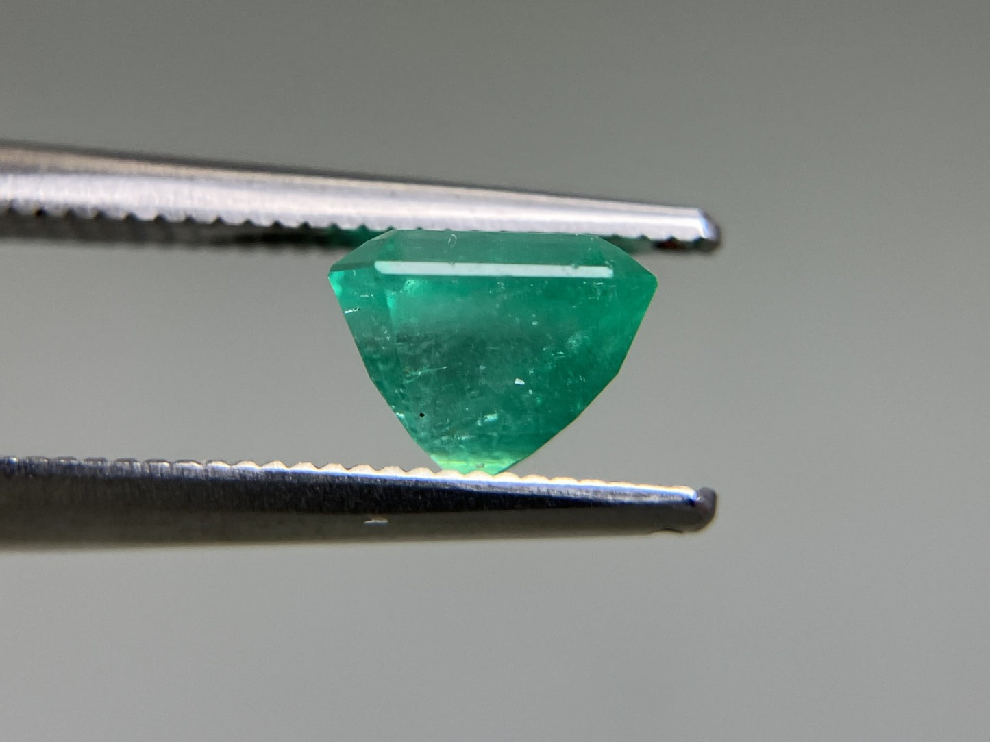エメラルド 1.559ct 中央宝石ソーティング付き 6.74㎜×6.45㎜×5.23㎜ 天然 ルース( 裸石 ) 4708YY