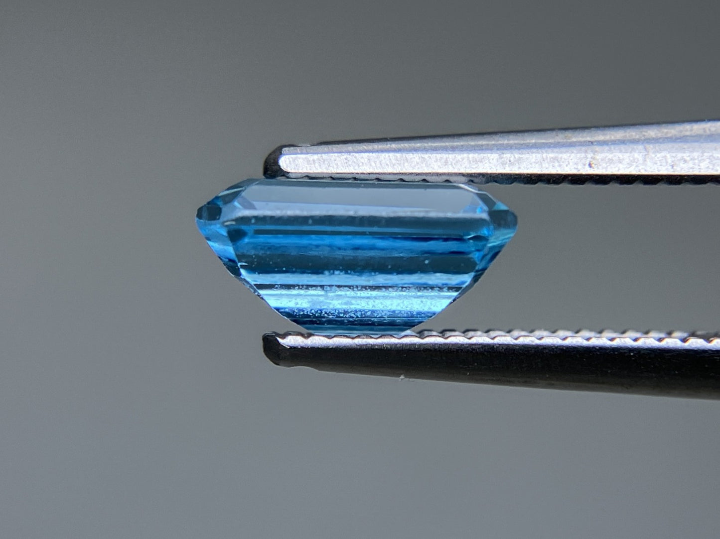 ブルートパーズ 2.003ct 宝石ソーティング付き 8.1㎜×6.0㎜×3.9㎜ 天然 ルース( 裸石 ) 2850YY