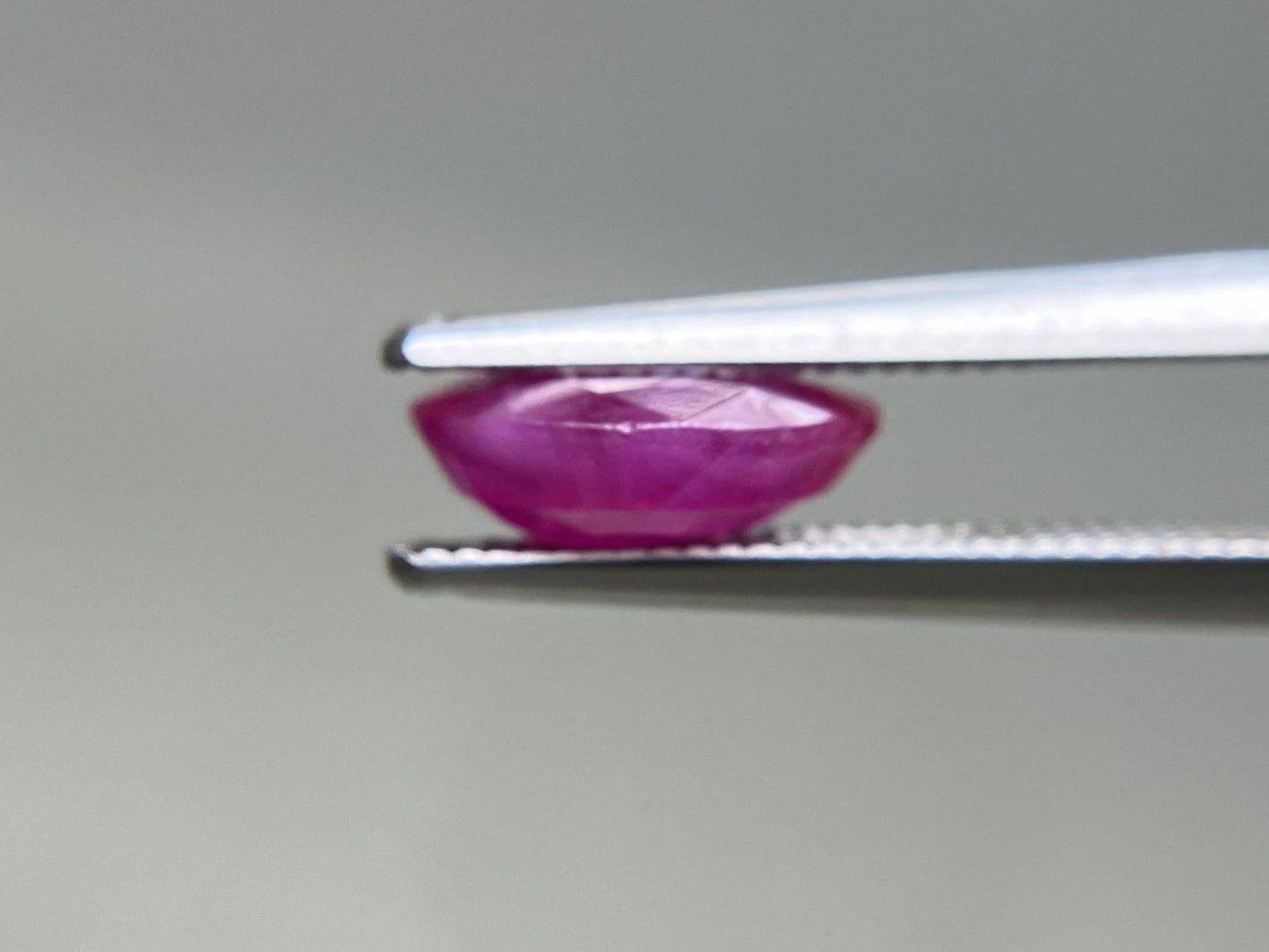 ルビー 天然 2.053ct 中央宝石ソーティング付き 8.81㎜×7.05㎜×3.36㎜ ルース( 裸石 ) 7721YY