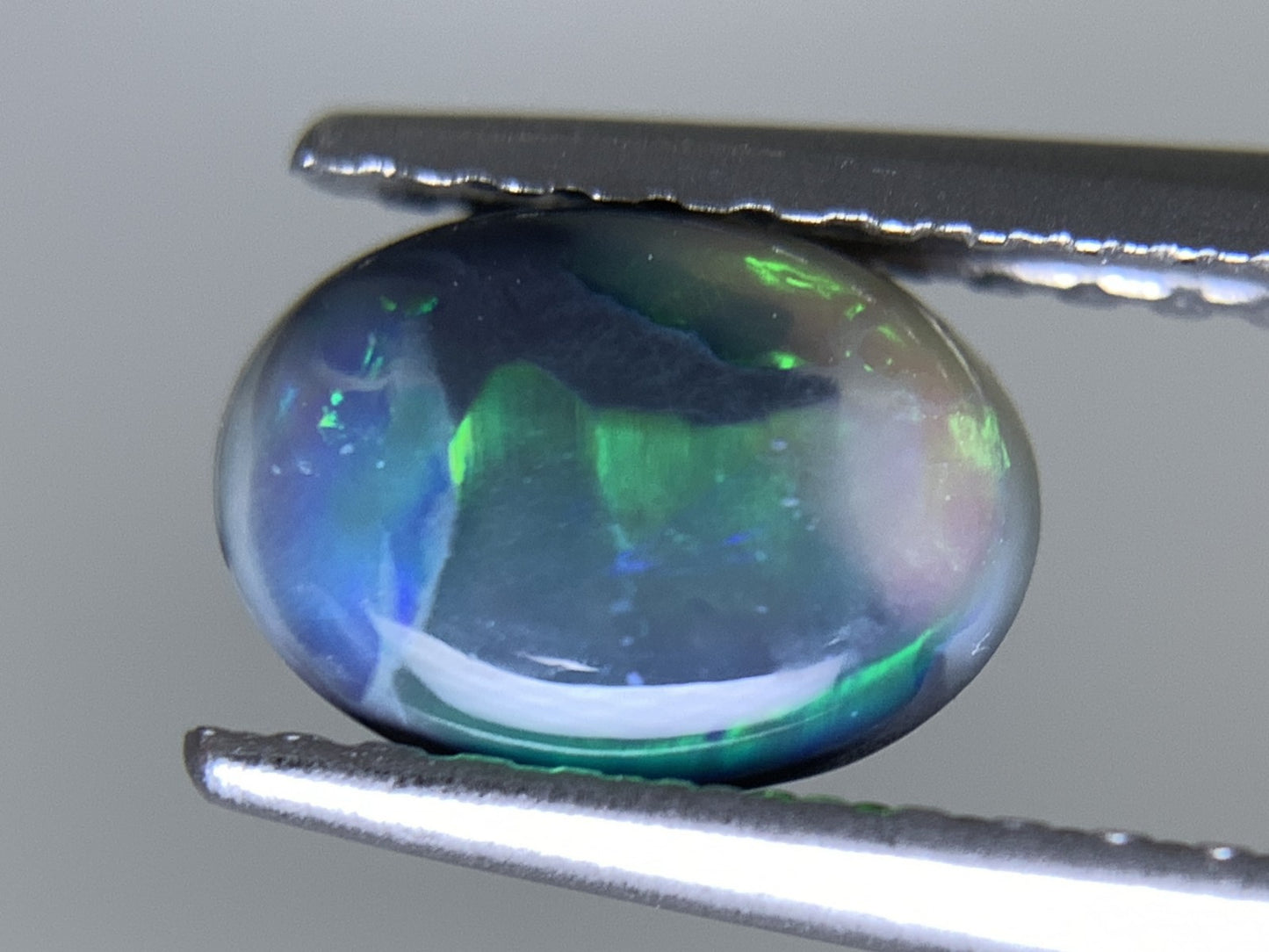 ブラックオパール 天然 0.707ct 宝石ソーティング付き 7.3㎜×5.5㎜×2.8㎜ ルース( 裸石 ) 7006Y