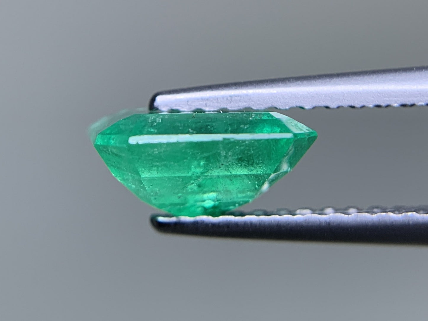 エメラルド 天然 1.548ct 中央宝石ソーティング付き 7.80㎜×7.38㎜×3.92㎜ ルース( 裸石 ) 6052Y