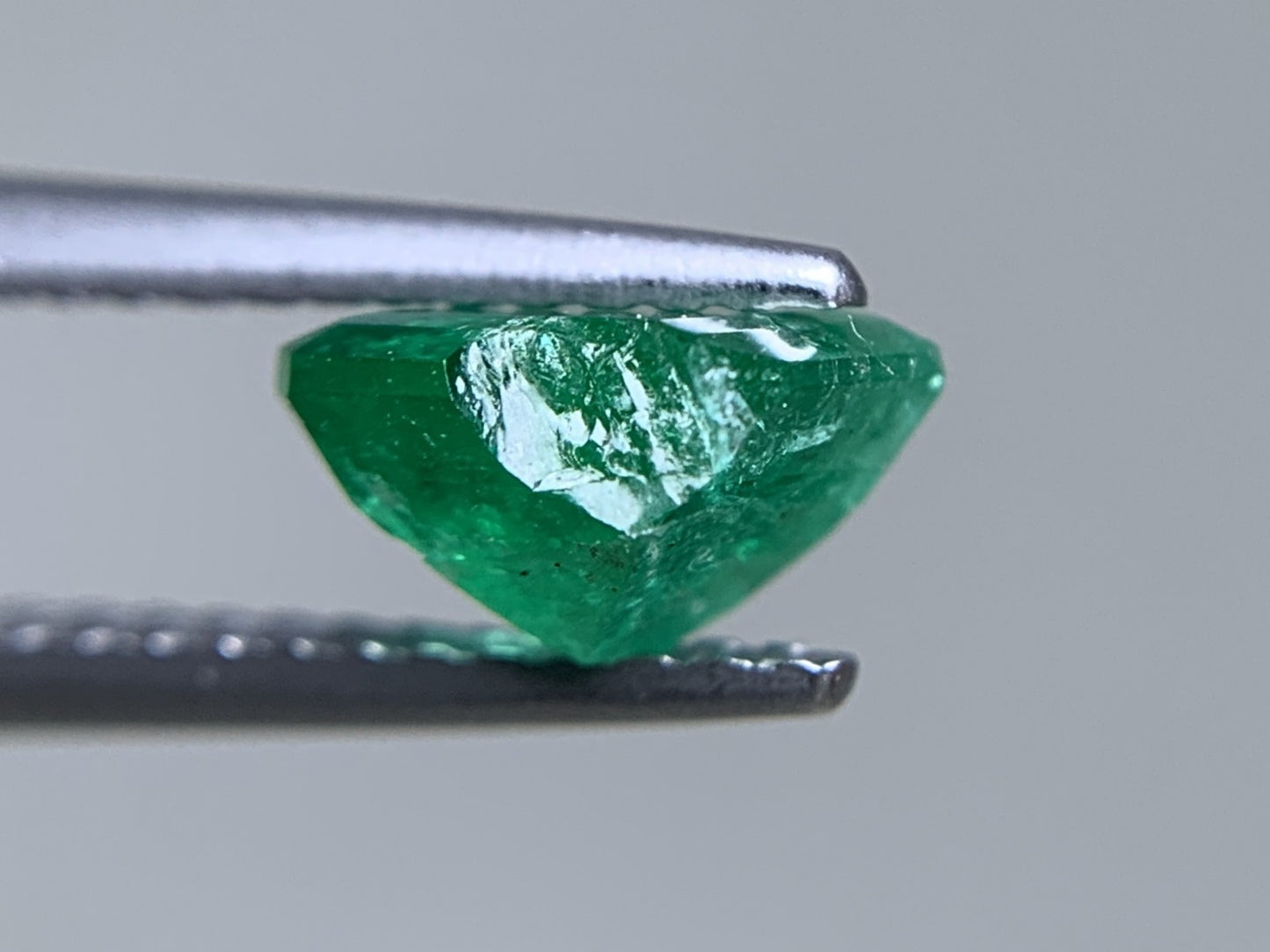 エメラルド 天然 0.976ct 宝石ソーティング付き 6.2㎜×5.9㎜×3.9㎜ ルース( 裸石 ) 6146Y