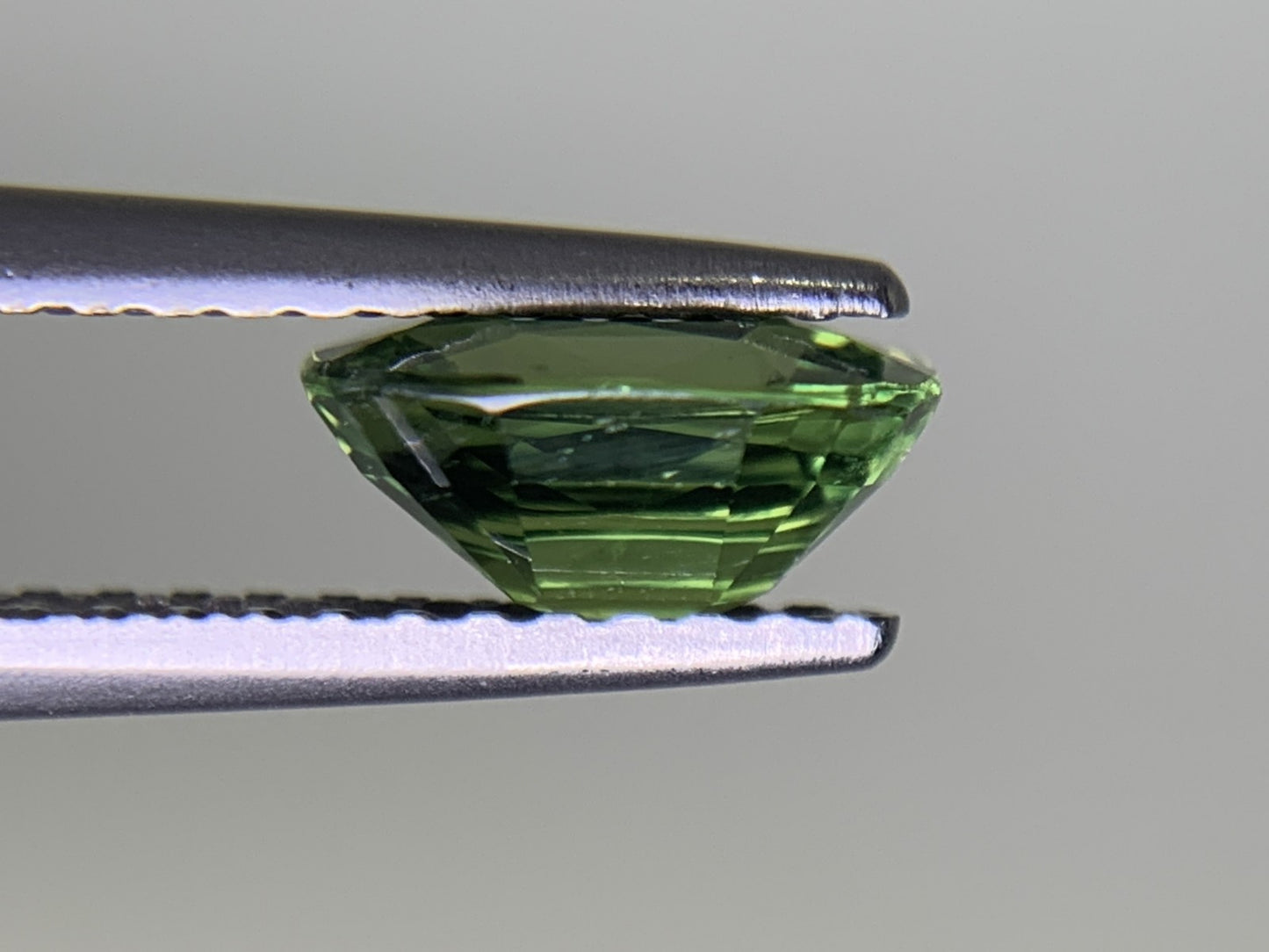 グリーンサファイア 1.441ct 宝石ソーティング付き 7.2㎜×6.0㎜×3.5㎜ ルース( 裸石 ) 2826Y