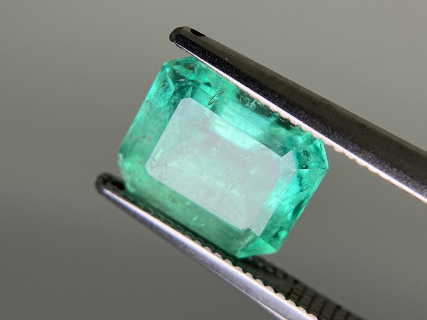 エメラルド 3.260ct 中央宝石ソーティング付き 9.56㎜×8.39㎜×6.27㎜ 天然 ルース( 裸石 ) 4846YY
