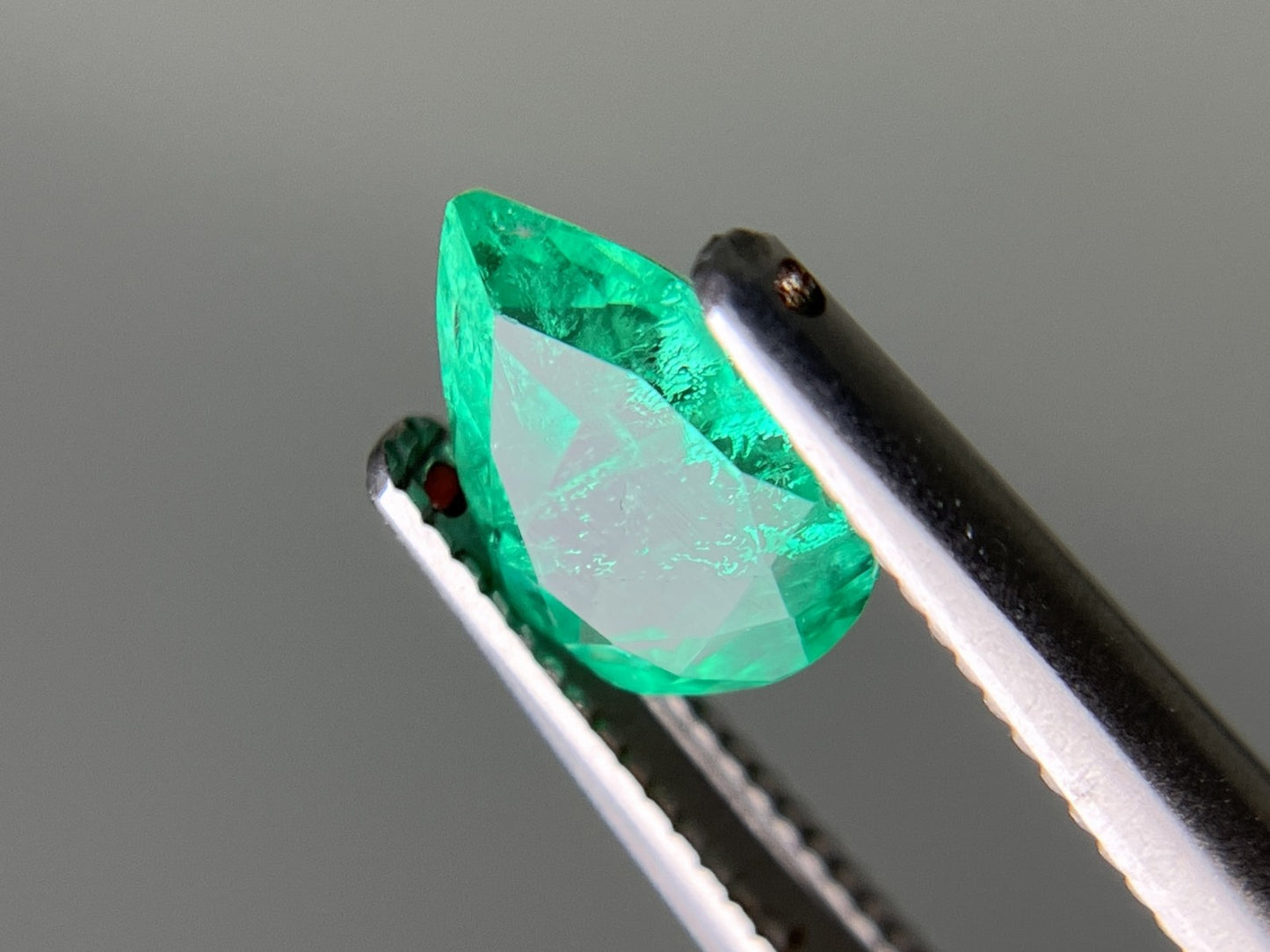 エメラルド 0.893ct 中央宝石ソーティング付き 7.72㎜×5.97㎜×4.16㎜ 天然 ルース( 裸石 ) 4931YY