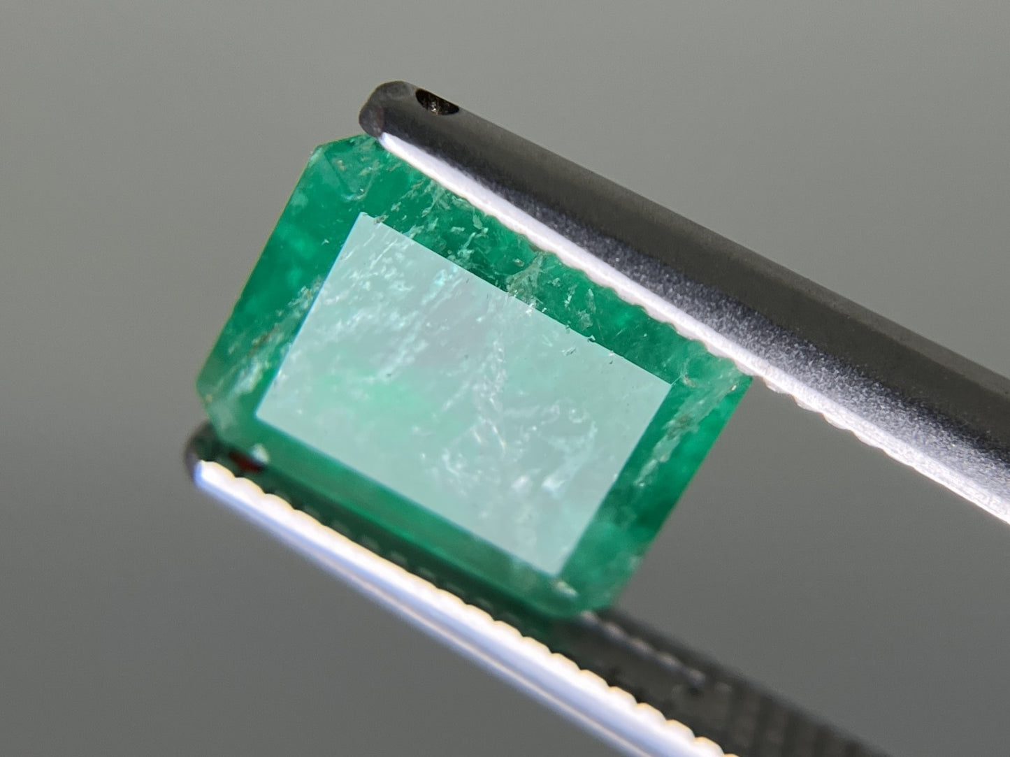 エメラルド 2.715ct 中央宝石ソーティング付き 8.82㎜×7.32㎜×5.62㎜ 天然 ルース( 裸石 ) 4881YY