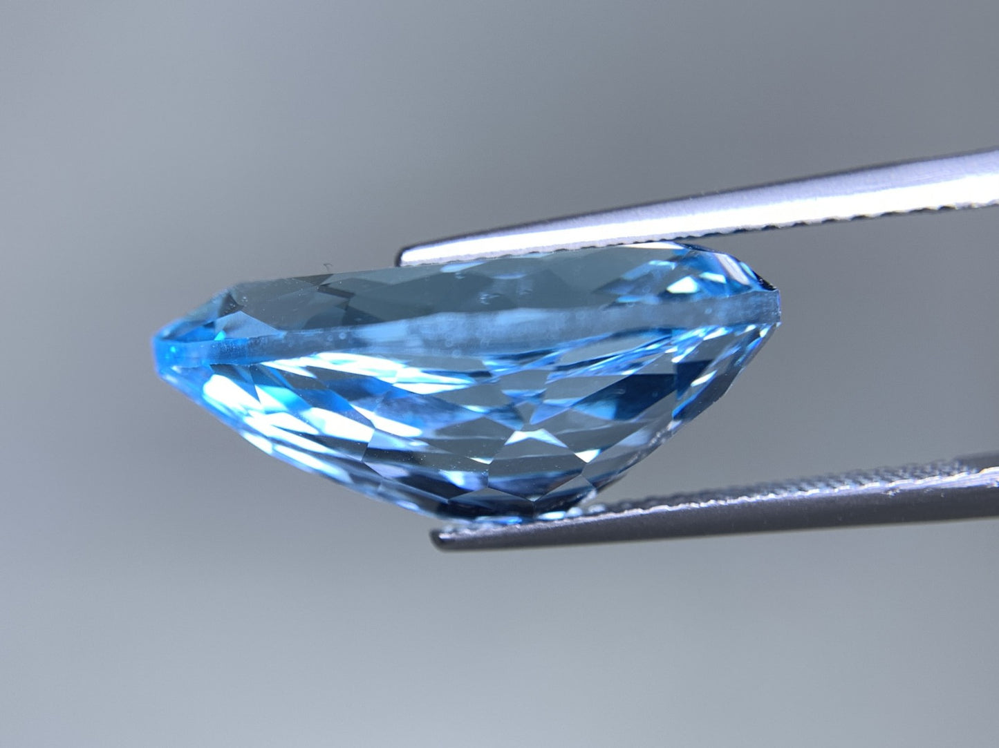 ブルートパーズ 天然 18.903ct 宝石ソーティング付き 20.0㎜×15.1㎜×8.8㎜ ルース( 裸石 ) 6988Y