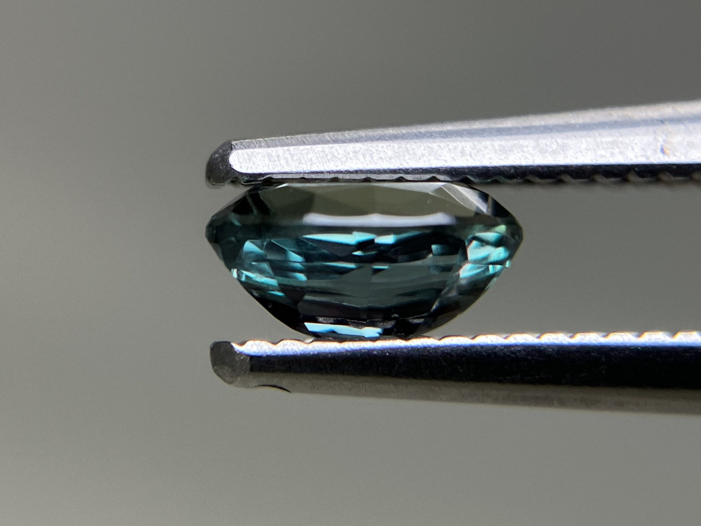 アレキサンドライト 0.646ct 中央宝石ソーティング付き 5.90㎜×4.31㎜×3.04㎜ 天然 ルース( 裸石 ) 4898YY