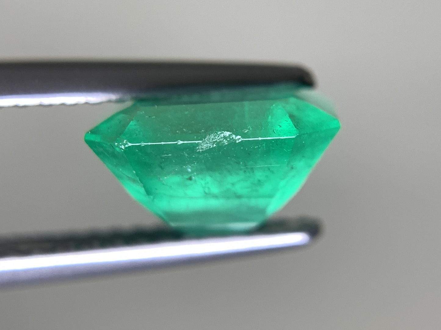 エメラルド 2.491ct 宝石ソーティング付き 8.92㎜×8.07㎜×5.43㎜ ルース( 裸石 ) 2564Y