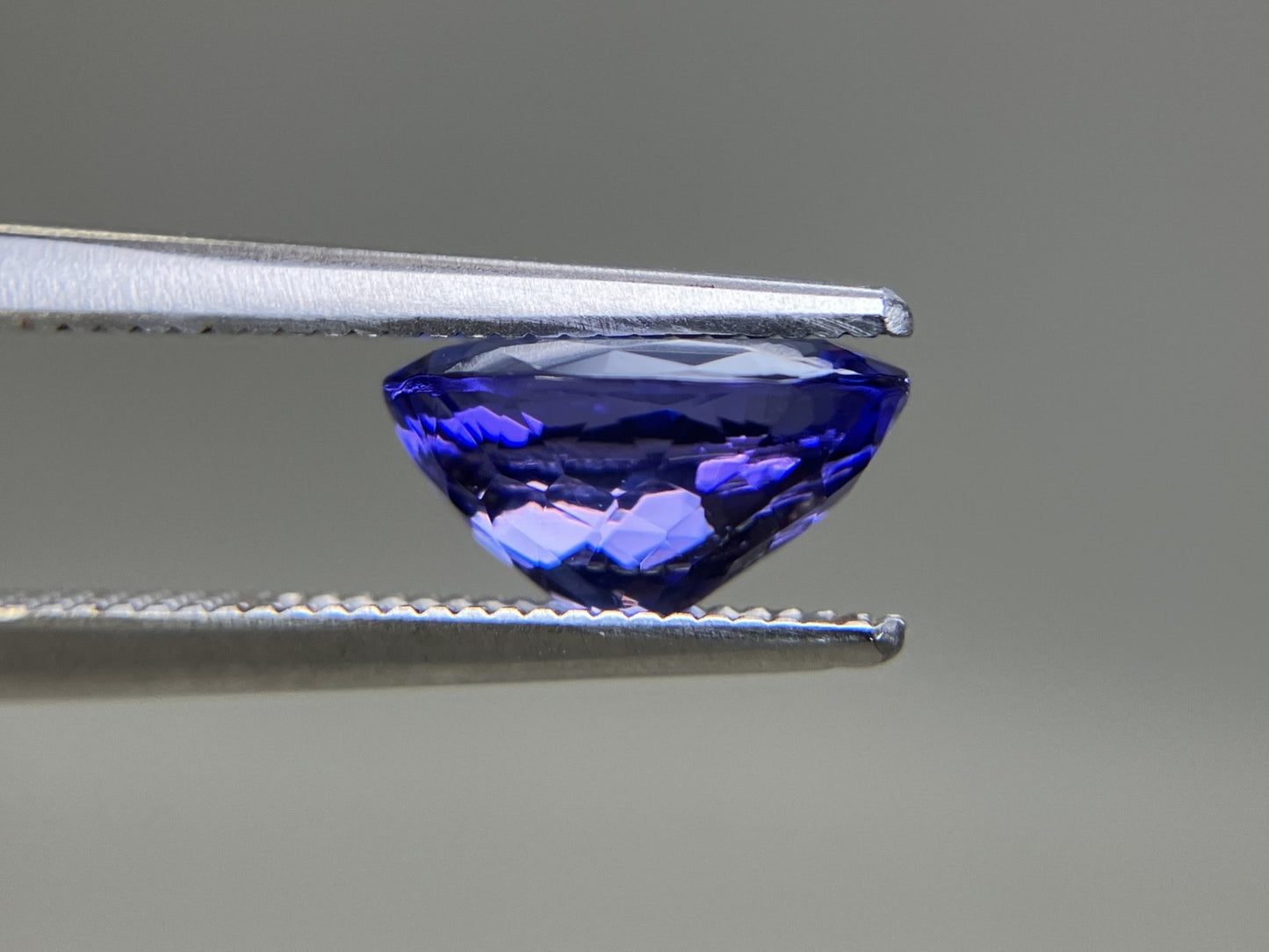 タンザナイト 2.224ct 中央宝石ソーティング付き 9.33㎜×6.91㎜×5.01㎜ 天然 ルース( 裸石 ) 4950YY