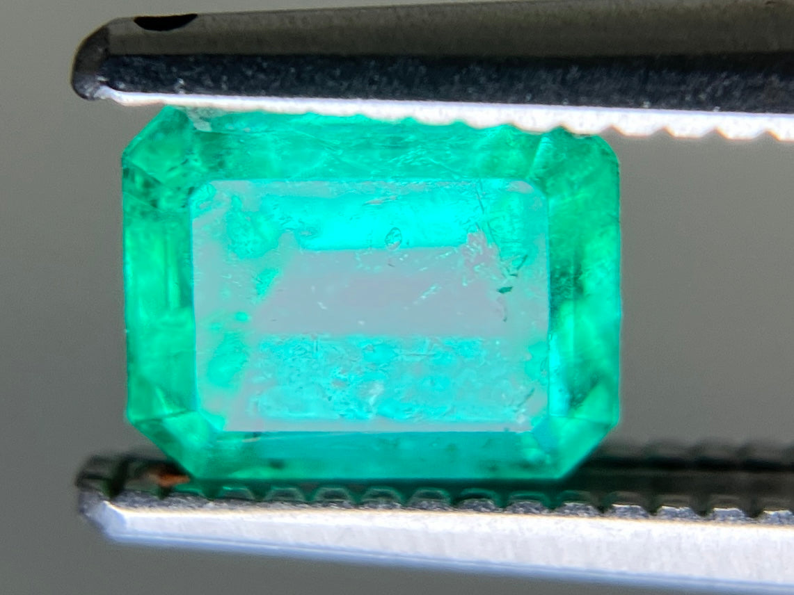 エメラルド 天然 0.955ct 中央宝石ソーティング付き 6.10㎜×5.03㎜×4.22㎜ ルース( 裸石 ) 7873YY